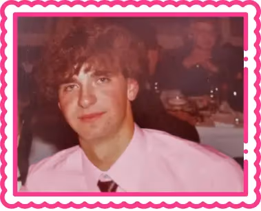 Jeune homme en chemise rose lors d'une fête