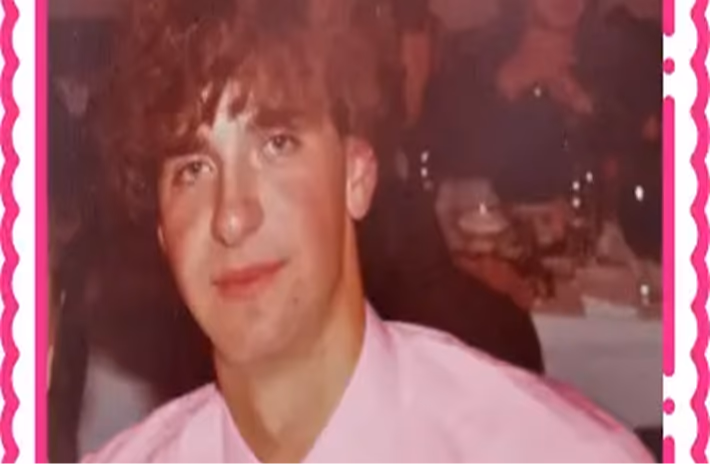 Një i ri me këmishë rozë në një festë