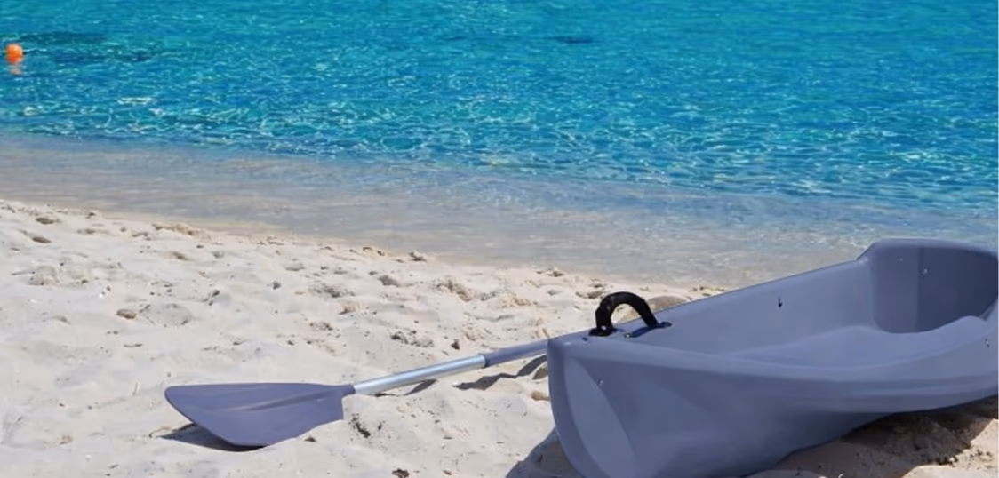 Vacaciones en la playa como símbolo del cashback de recomendaciones exitosas en alletta