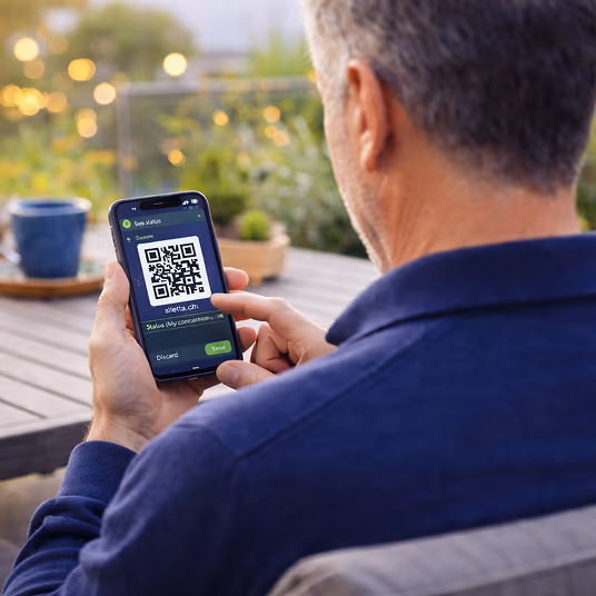 Un hombre recomienda alletta por smartphone y código QR a familiares y conocidos