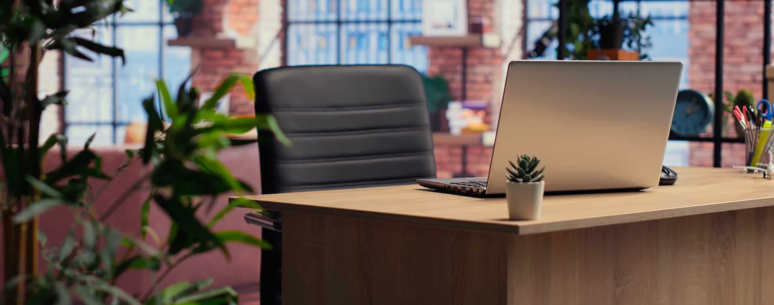 Vend pune modern me laptop në një zyrë të ndritshme në shtëpi