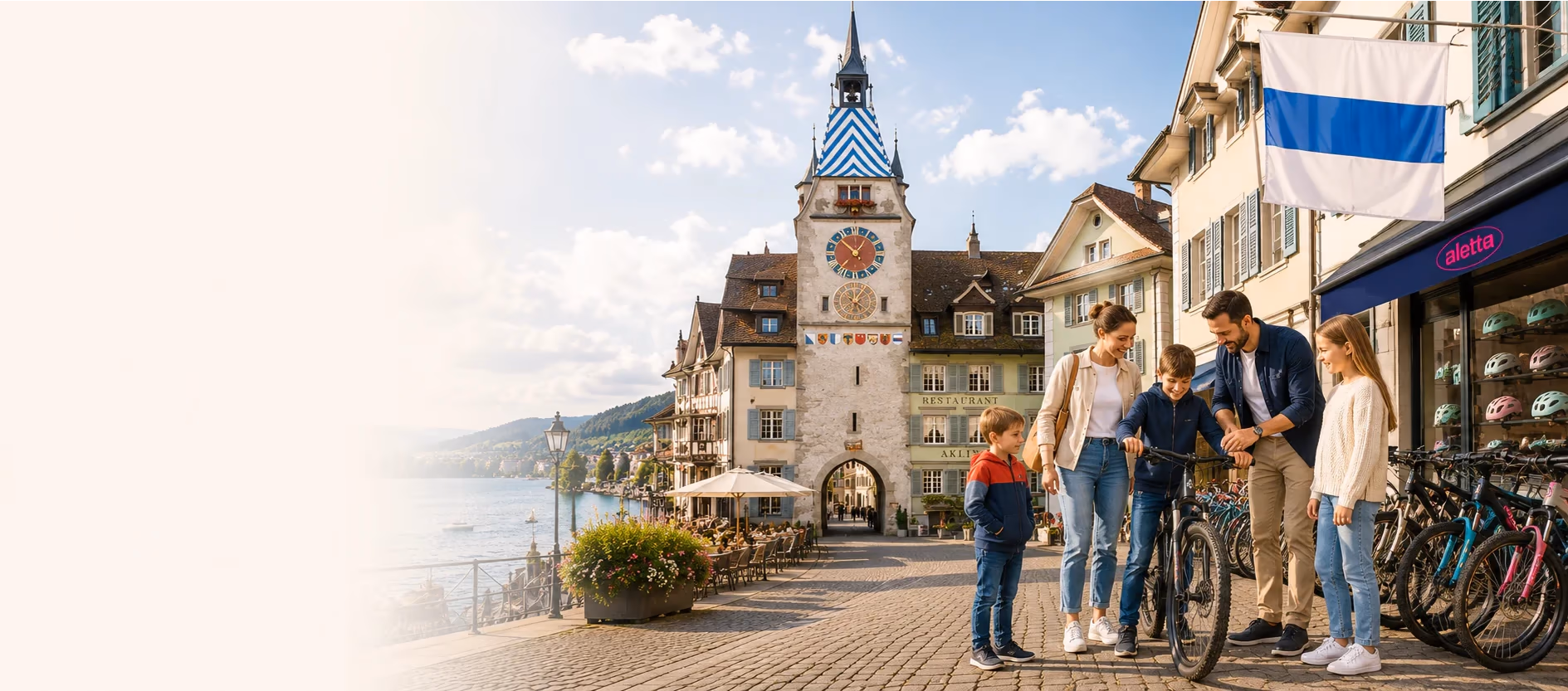 Familie vor einem Veloladen am Zugersee, im Hintergrund der Zytturm