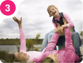 Schritt 3: Familie spielt fröhlich im Gras am See