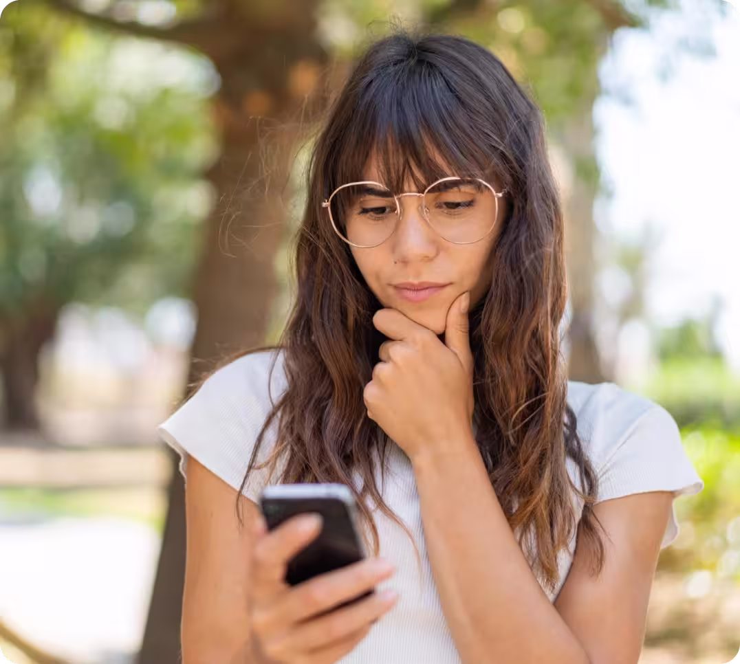Frau mit Handy