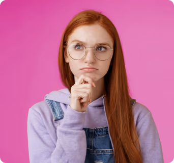 Donna pensierosa con capelli rossi e occhiali su sfondo rosa