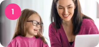 Mutter und Tochter sitzen gemeinsam am Laptop
