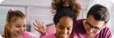 Familie freut sich gemeinsam vor dem Laptop