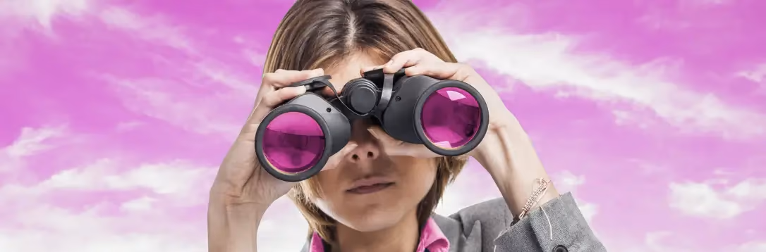 Mulher a olhar através de binóculos, fundo cor-de-rosa
