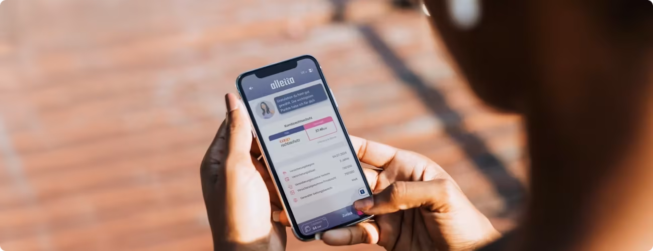 Mani tengono uno smartphone con l'app alletta all'aperto