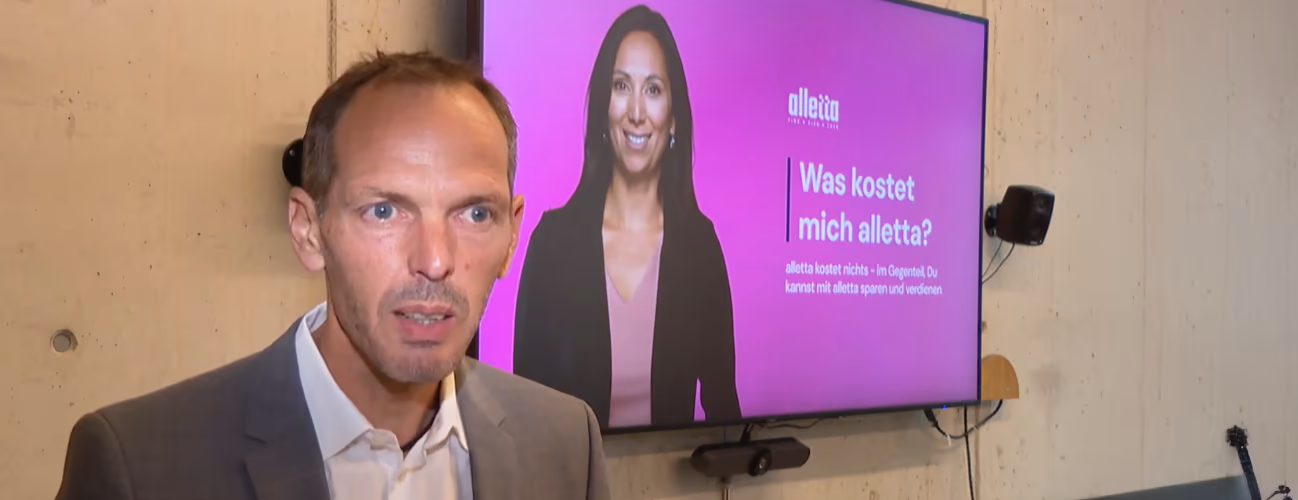 Un homme en interview devant l'écran affichant «Combien me coûte alletta ?»