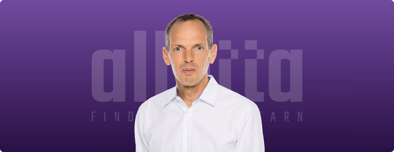 Jürg Stupp, CEO of alletta, in front of a purple alletta background